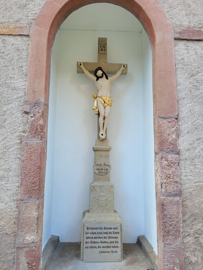Restauration de la croix et de l’oratoire dans le cimetière